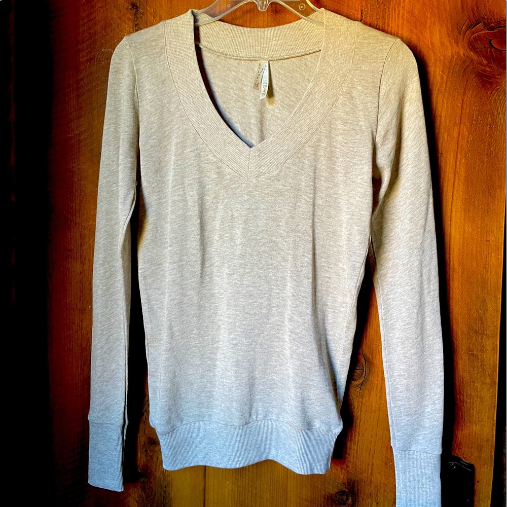 Women’s V-neck shirt sz small